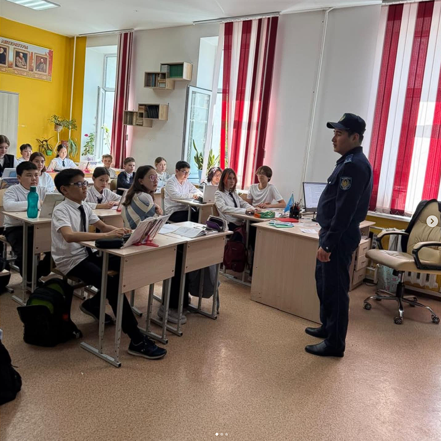 УУП инспекторы полиция лейтенанты Ю Д.Амутовтың оқушылармен құқық бұзушылық және жауапты мінез-құлық туралы әңгімесі.