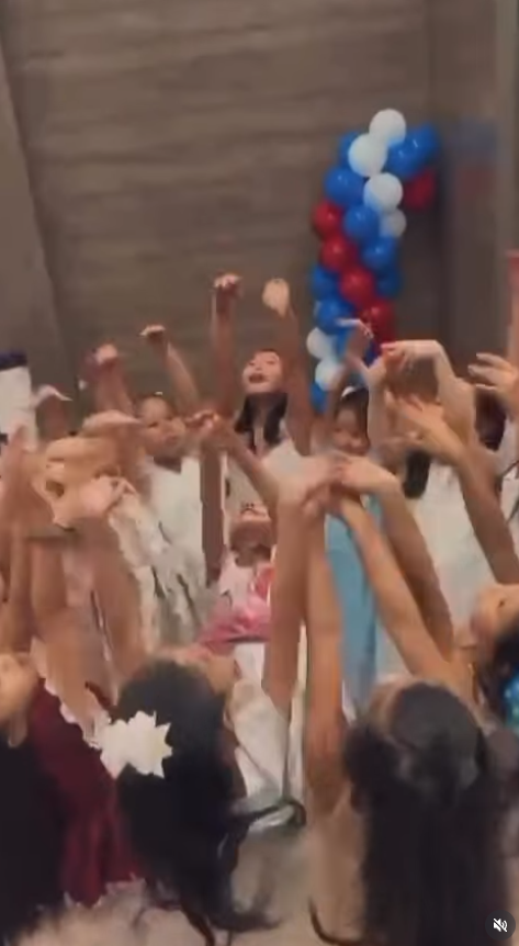 2”Ә” сыныбының оқушылары барша әйелдер қауымын 8-наурыз халықаралық мерекесімен құттықтады!