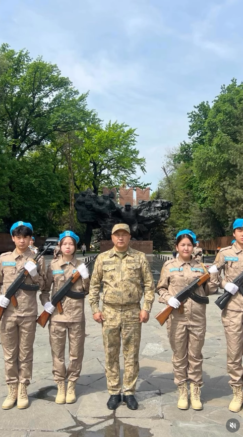 Ұлы Жеңіс күні қарсаңында мектебіміздің оқушылары «28 панфиловшылар» саябағындағы Мәңгілік алау жанында салтанатты қарауыл қою құрметіне ие болды.